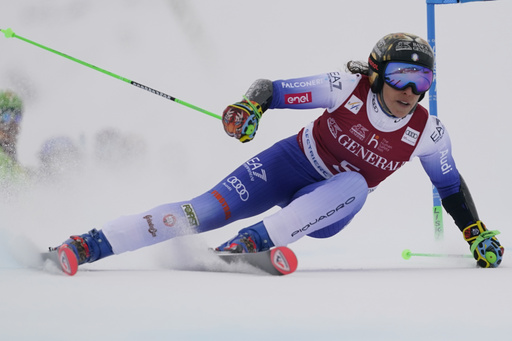 Mikaela Shiffrin finishes below top 30 in World Cup giant slalom opening run led by Alice Robinson.