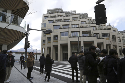 With ample funds, Toyota constructs a city to experiment with advanced transportation technologies.