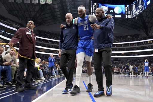 Mavericks big man Daniel Gafford exits Monday’s matchup against the Kings due to a right knee sprain.