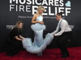 Sabrina Carpenter arrives at the 67th annual Grammy Awards