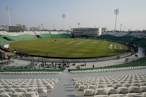 New Zealand chooses to bat first after winning the toss against Pakistan in the start of the tri-nation series.