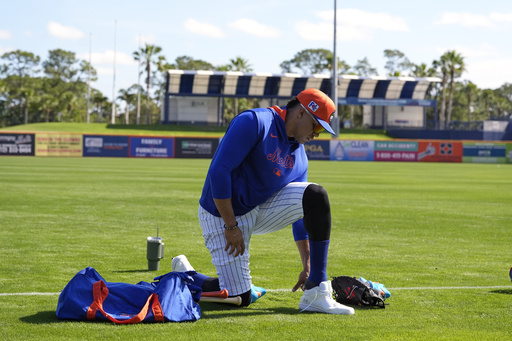 Juan Soto launches a 426-foot homer during his initial spring training appearance with the New York Mets.