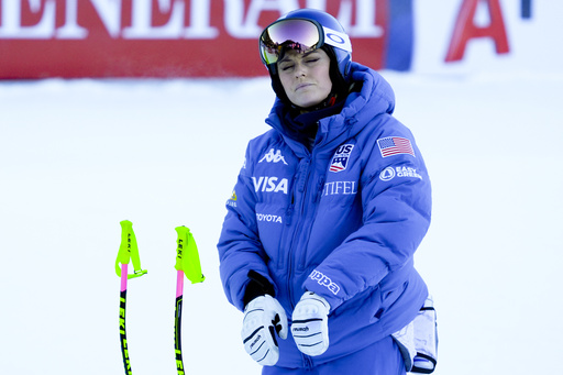 Lindsey Vonn fails to complete her first race at skiing championships after hitting a gate with her arm.