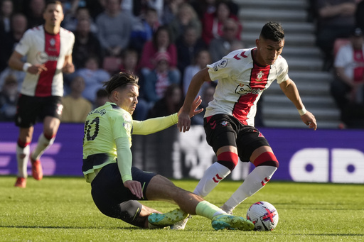 Alcaraz moves to Everton on loan from Flamengo as European soccer’s transfer window closes.