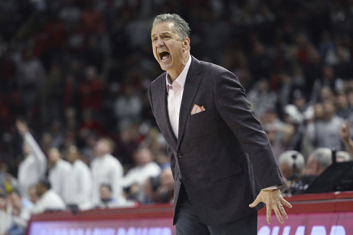 Calipari meets mixed reactions during his return to Kentucky as the Arkansas head coach.