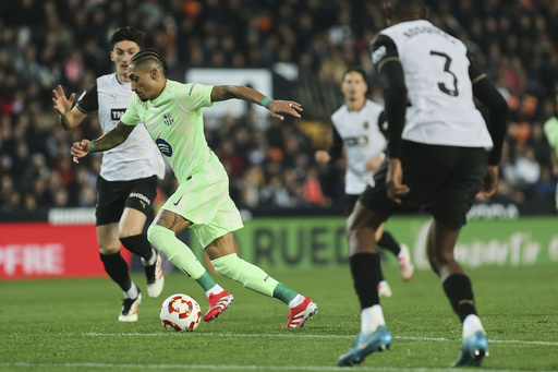 Barcelona overwhelms Valencia once more to advance to Copa del Rey semifinals; Sociedad defeats Osasuna.