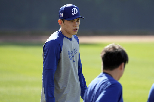 Roki Sasaki achieves success in live batting practice while under the observation of the Dodgers’ staff.