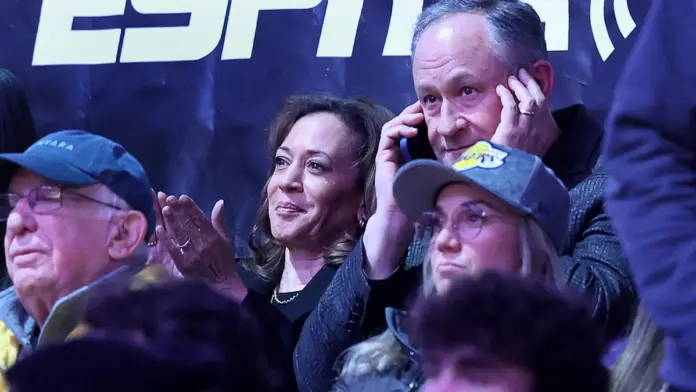 Kamala Harris Humiliated at Lakers Game – Ignored by Crowd, Stuck in Cheap Seats!