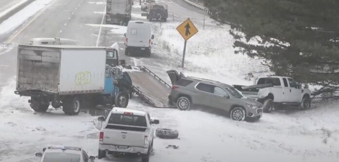 Brutal snowstorm: 100-vehicle crash shuts down Oregon highway (Photo: KGW News/YouTube)