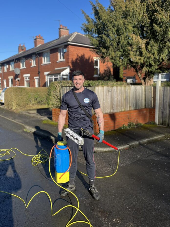 Window cleaner becomes an online sensation after a simple FB Post (Photo: Mark Heffron/Facebook)